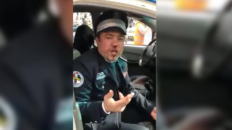 به‌ ڤیدیۆ.. له‌ به‌غدا له‌ پۆلیسێكی هاتووچۆ ده‌درێت 